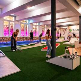 Praga: minigolf con birra e prosecco illimitati