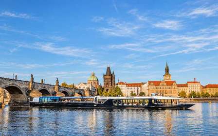 Praga: Crociera con pranzo sul fiume Moldava in una barca di vetro scoperta