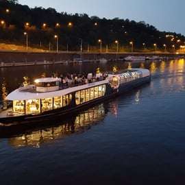 Praga: City tour e cruzeiro guiado com jantar com serviço de busca no hotel