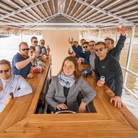 Praga: crociera panoramica in barca Party Tiki con bevande