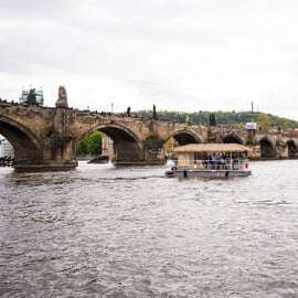 Praga: crociera panoramica in barca Party Tiki con bevande