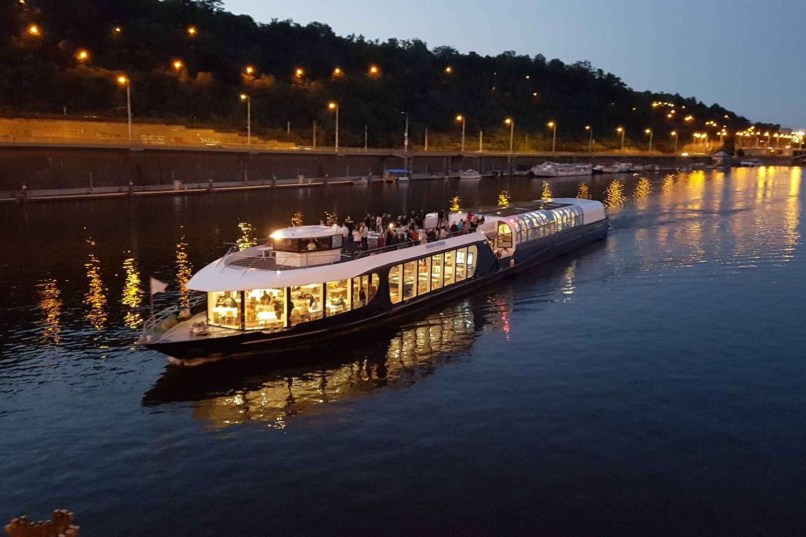 Praga: City tour e cruzeiro guiado com jantar com serviço de busca no hotel