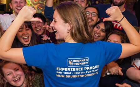 Praga: tour de bares con 2 horas de barra libre en Drunken Monkey