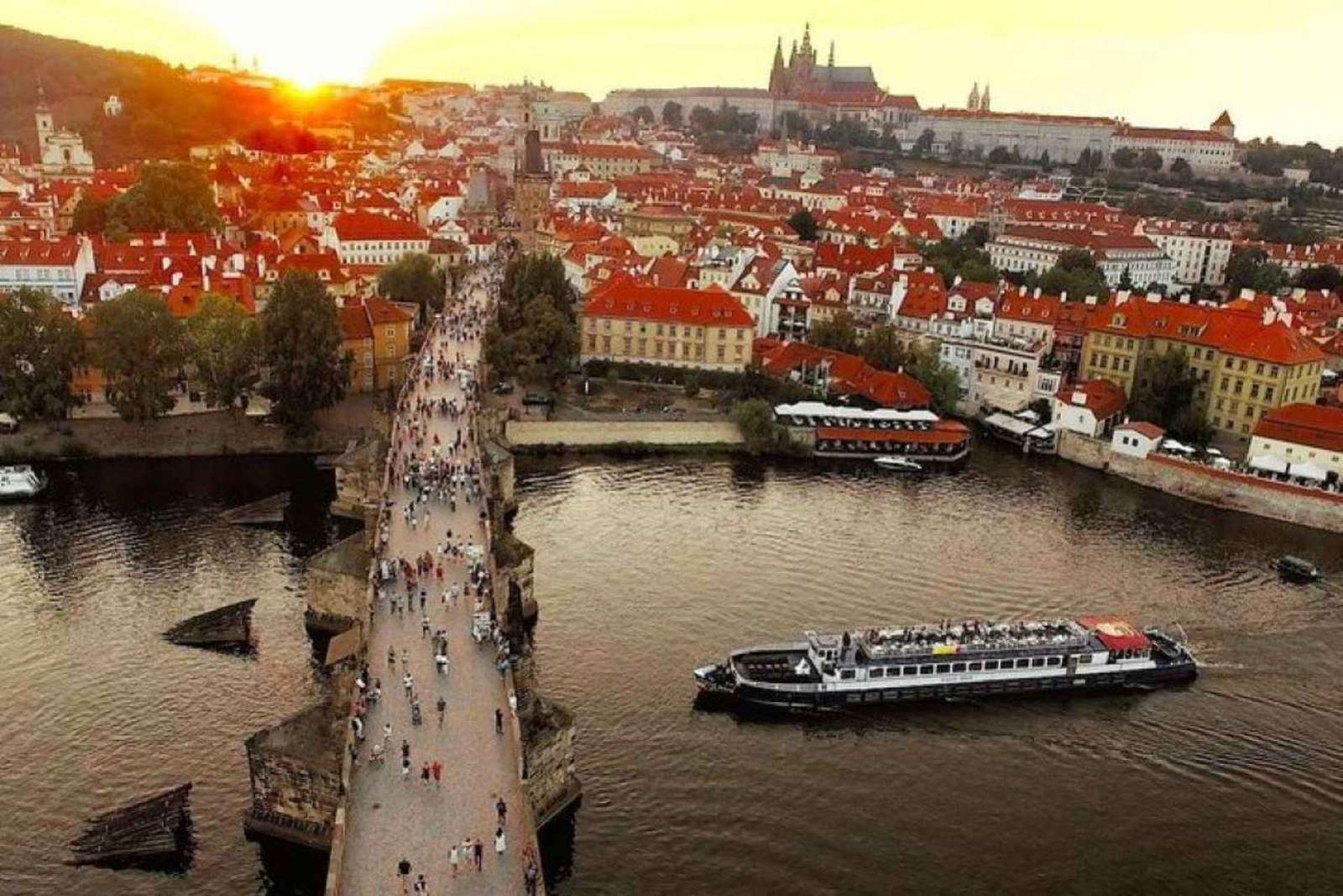Praga: Crociera in barca con cena a buffet