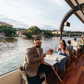 Praga: crucero con techo descubierto de cristal y cena