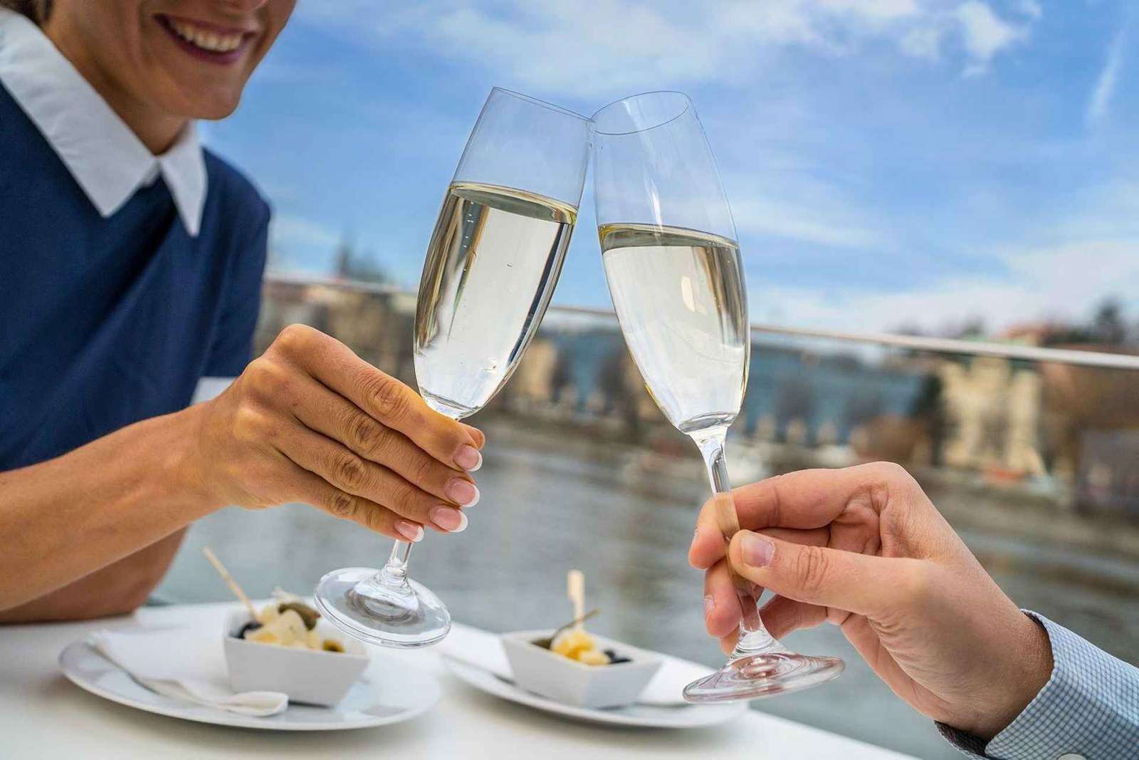 Praga: Crucero ecológico nocturno por el Moldava con Prosecco