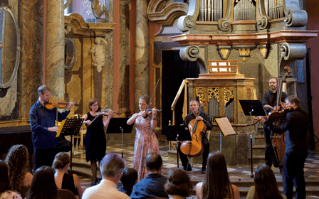 Praga: Mirror Chapel Classical Music Concert Ticket