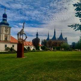 Z Pragi: Kutná Hora, kościół św. Barbary, ossuarium w Sedlcu