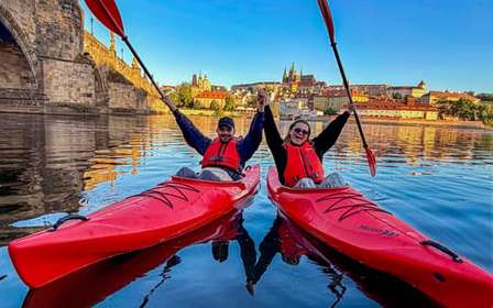 Praga: Passeio de caiaque ao nascer do sol sob a Ponte Carlos