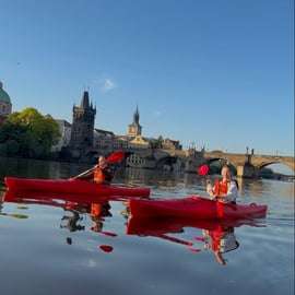 Praga: Passeio de caiaque ao nascer do sol sob a Ponte Carlos