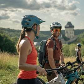 Excursión de un día en bicicleta eléctrica desde Praga: El poderoso castillo de Karlstejn