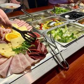 Praga: Crociera in barca con cena a buffet