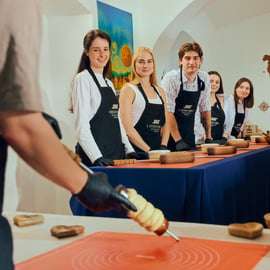 Praga: taller de trdelník, el pastel de chimenea tradicional
