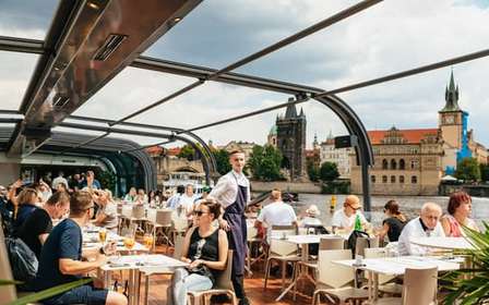 Praga: Almuerzo en crucero por el Moldava en un barco descubierto de cristal