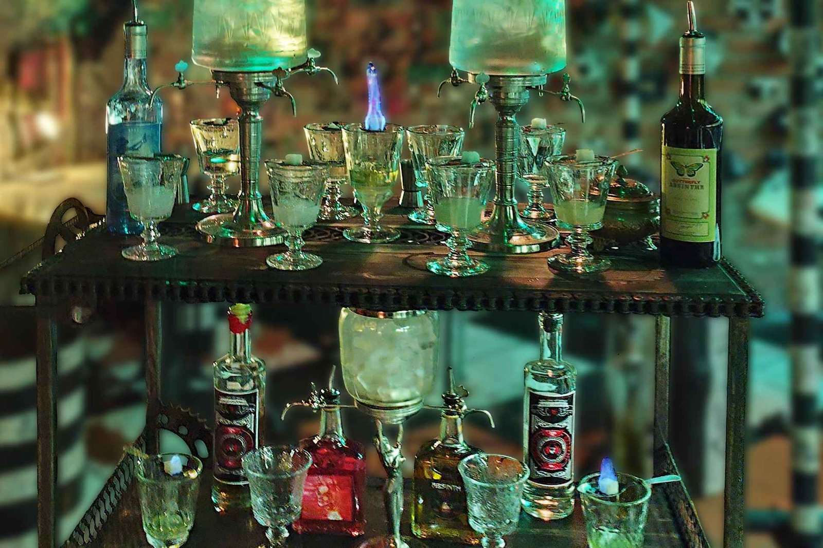 Cata de absenta en Praga: experiencia en una bodega histórica