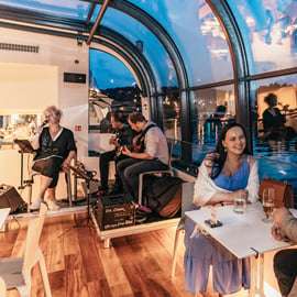 Praga: crucero con techo descubierto de cristal y cena