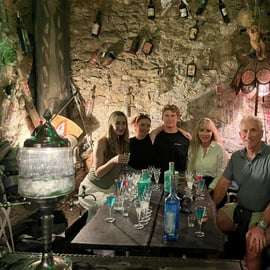 Cata de absenta en Praga: experiencia en una bodega histórica