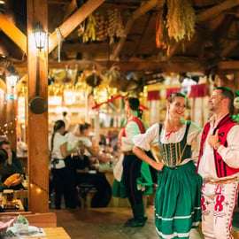 Praga: Folklorystyczny pokaz kolacji z nielimitowanymi napojami