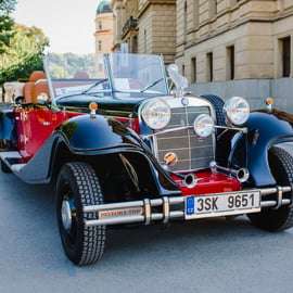 Praga: Tour privato della città vecchia in auto d'epoca