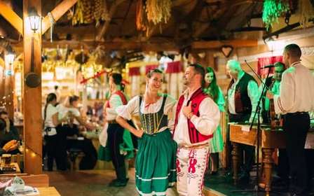 Praga: Cena espectáculo folclórico con bebidas ilimitadas