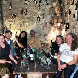 Cata de absenta en Praga: experiencia en una bodega histórica