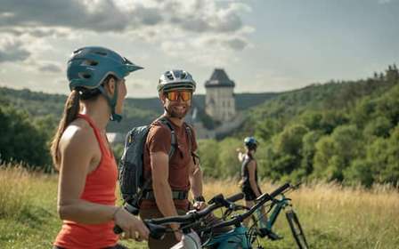 Excursión de un día en bicicleta eléctrica desde Praga: El poderoso castillo de Karlstejn