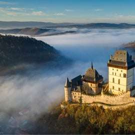 Praga: tour privato del castello e del villaggio di Karlštejn