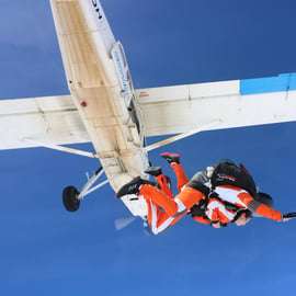 Praga: Tandem Skydiving a 14.000 piedi / trasferimenti gratuiti