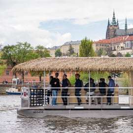 Praga: crociera panoramica in barca Party Tiki con bevande