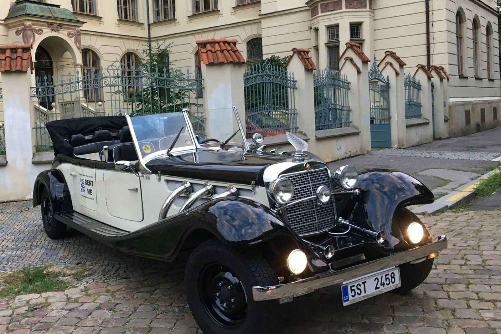 Praga: prywatna wycieczka zabytkowym samochodem