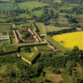 Da Praga: Tour guidato del campo di concentramento di Terezin con audioguida