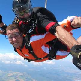 Praga: Tandem Skydiving a 14.000 piedi / trasferimenti gratuiti