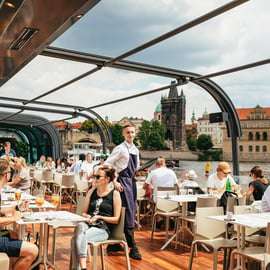 Praga: Almuerzo en crucero por el Moldava en un barco descubierto de cristal