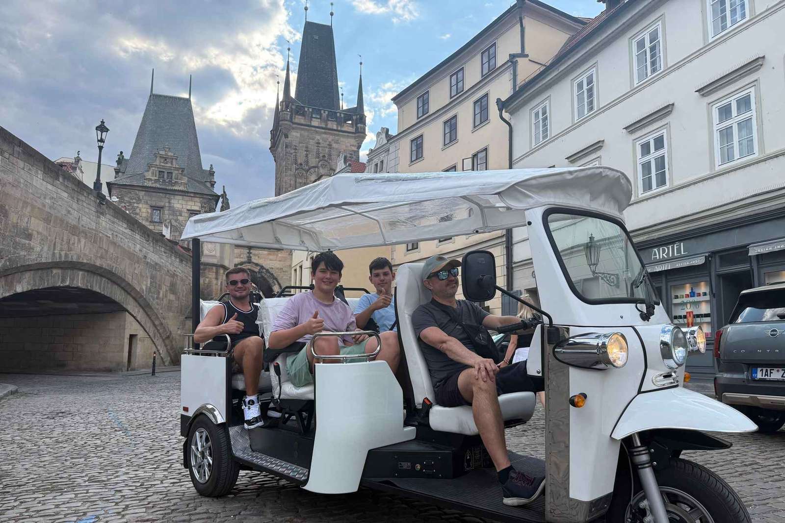 Praga: tour de la ciudad en tuk-tuk eléctrico con guía
