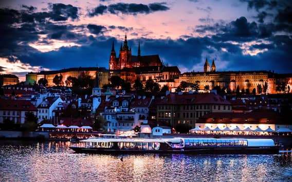 Praga: crucero nocturno por el río Moldava con bufé