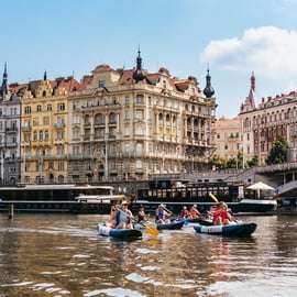 Praga: Visita guiada de canoagem ao rio Vltava