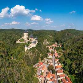Praga: tour privato del castello e del villaggio di Karlštejn