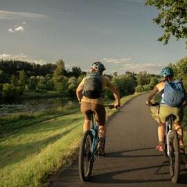 Excursión de un día en bicicleta eléctrica desde Praga: El poderoso castillo de Karlstejn