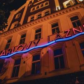Praga: tour de bares con entrada a Karlovy Lazne y chupitos