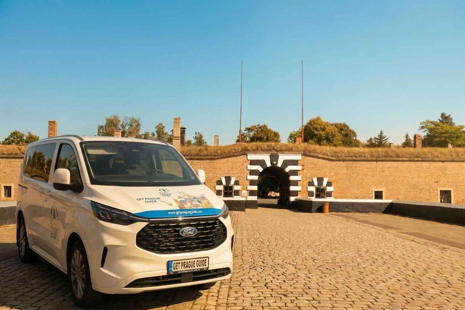 Da Praga: Tour guidato del campo di concentramento di Terezin con audioguida