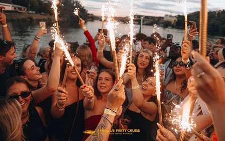 Praga: Cruzeiro Open Bar com Pôr do Sol, DJs e Clube Epic