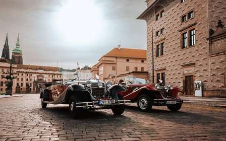 Praga: Tour privado en coche antiguo por el casco antiguo