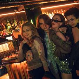 Praga: tour de bares con entrada a Karlovy Lazne y chupitos