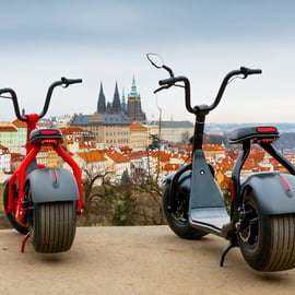 Praga: Fat Tire E-Scooter Tour guiado