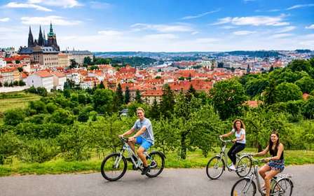 Praga: Visita de la ciudad en bici o bicicleta eléctrica con un guía local