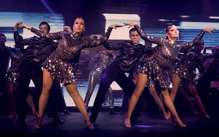 Praga: Impresionante cena-espectáculo de cabaret con menú de 4 platos