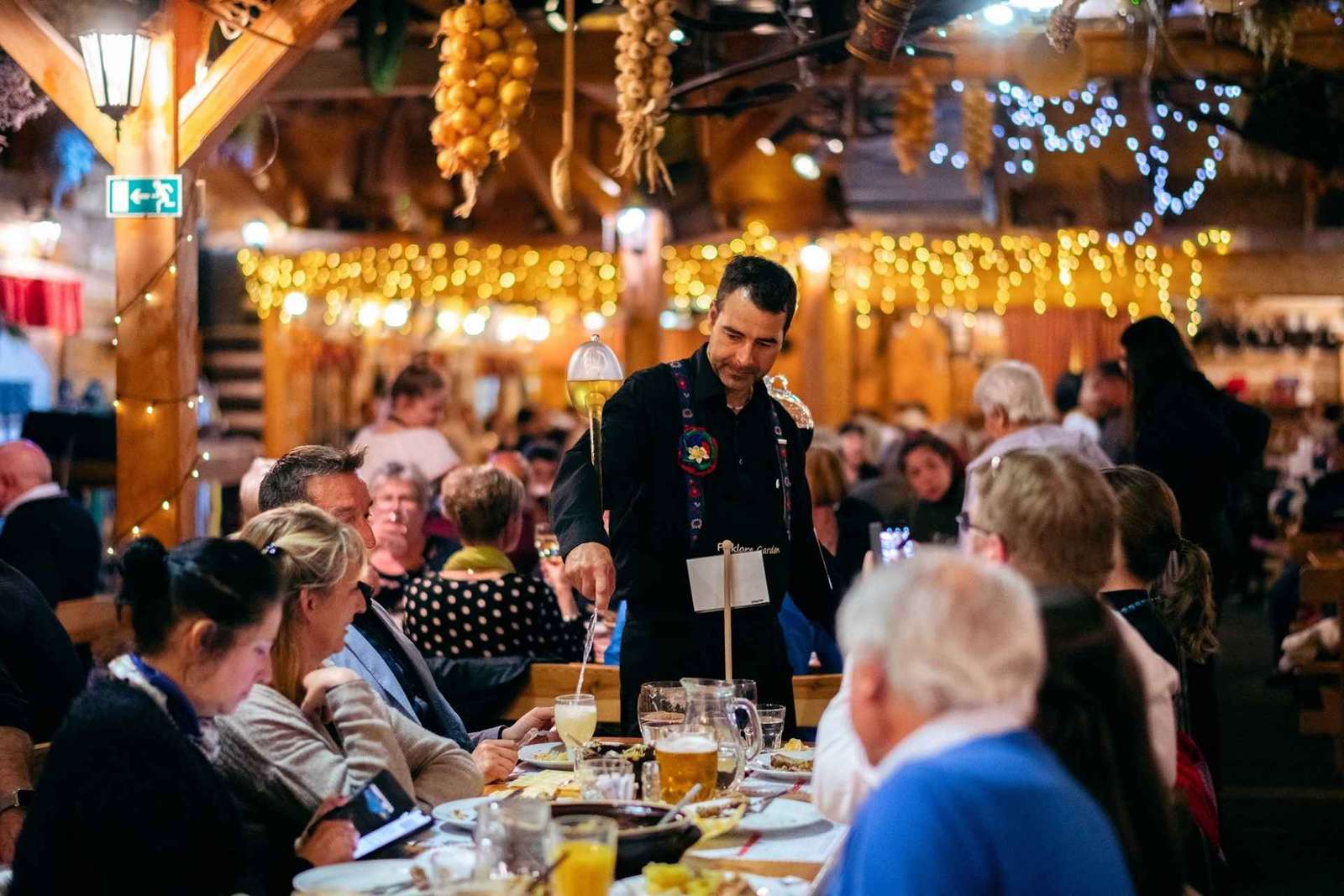 Praga: Festa folclórica no jardim à noite com menu tradicional
