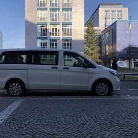 Aeroporto de Praga: Traslado particular para o centro da cidade em uma minivan