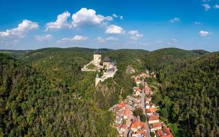 Praga: tour privato del castello e del villaggio di Karlštejn