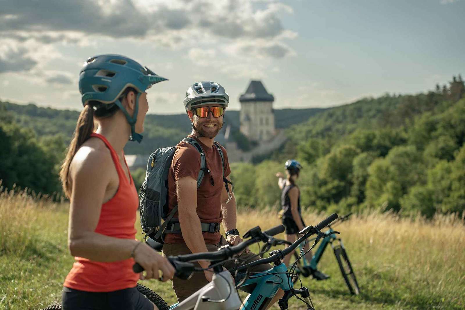 Excursión de un día en bicicleta eléctrica desde Praga: El poderoso castillo de Karlstejn